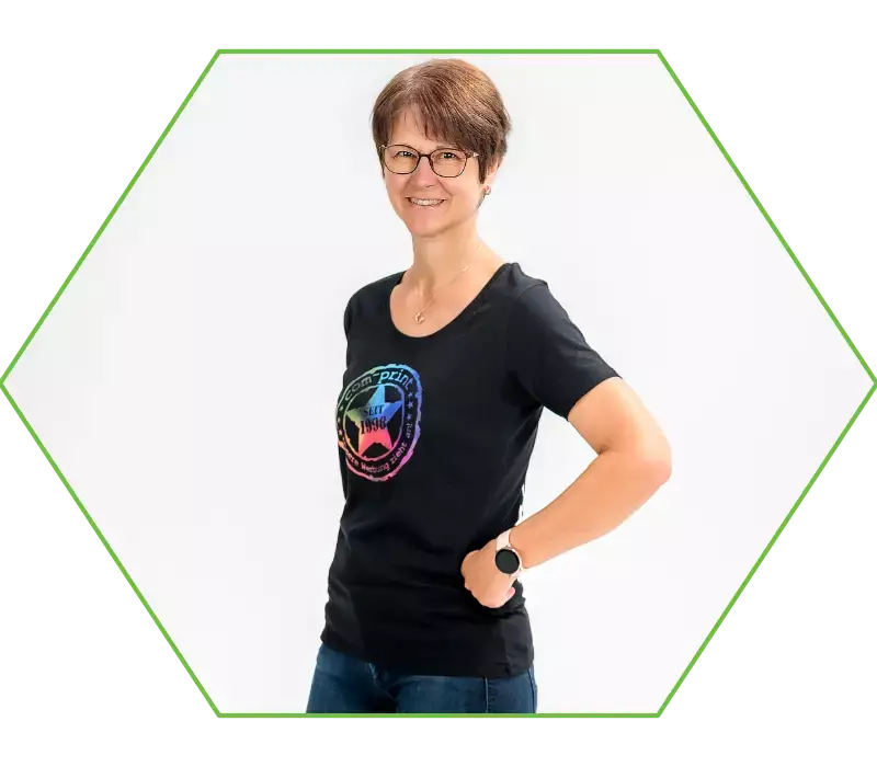 Heike, eine Angestellte der Firma COM-PRINT.